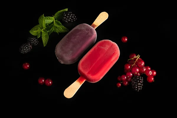 과일 아이스크림 은 검은 배경에 고립 된 붉은 건포도, 블랙 베리와 민트장식 — 스톡 사진