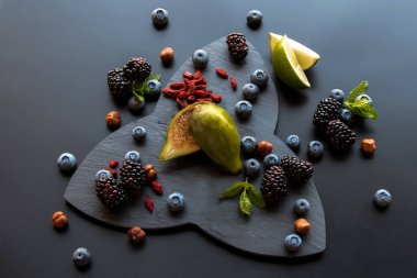  Taze meyve ve siyah backgroun üzerinde çilek. Natürmort. Düz yatıyordu.