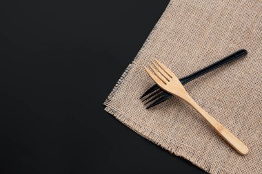 Organik bambu çatal vs çuval bezi arka plan plastik. Düz yatıyordu