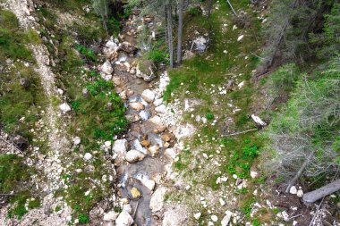 Dağ deresi, en iyi görünüm