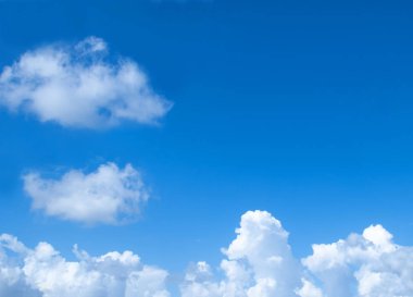 Beyaz bulutlu mavi gökyüzü.