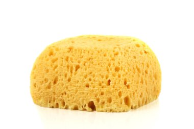 Beyaz arka planda izole edilmiş sarı doğal banyo süngeri.
