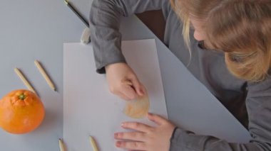 Güzel bir kızın en güzel manzarası pastel boyalarla çizilir.