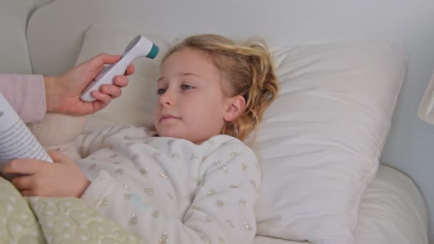 Руки заботливой матери держат термометр — стоковое видео