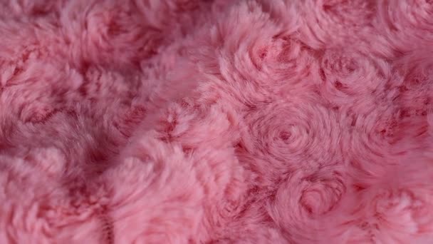 円形に回転する花の形で美しいふわふわピンクの生地のクローズアップ — ストック動画