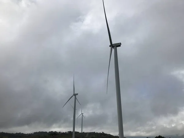 Kincir Angin Listrik Langit Berawan Latar Belakang — Stok Foto