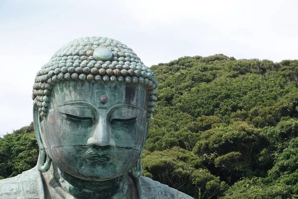Socha Buddhy Pozadí Zelených Stromů — Stock fotografie