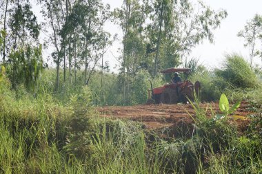 Gündüz, traktör ile tarım alanının görünümü