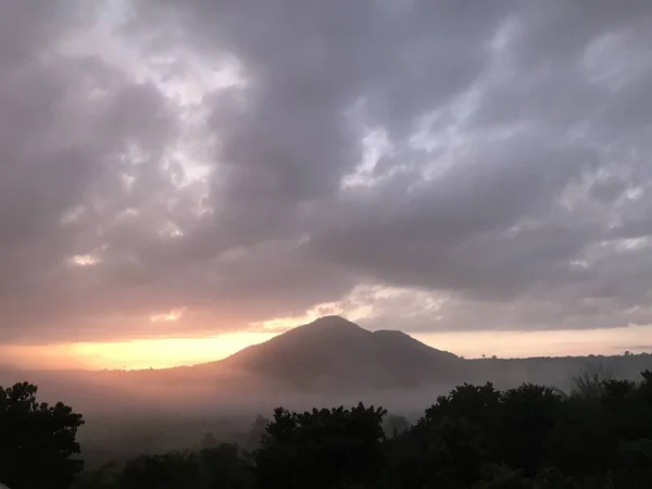 Dağlar Siluetleri Bulutlu Gökyüzü Ile Dramatik Günbatımı — Stok fotoğraf