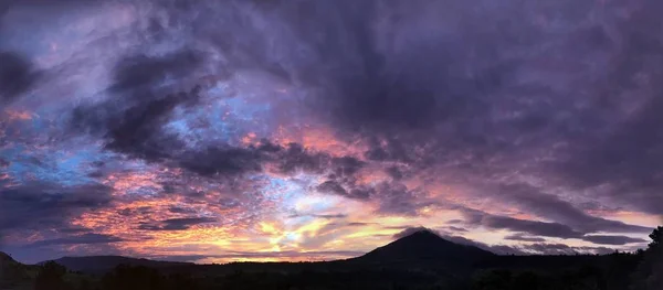Dağlar Siluetleri Bulutlu Gökyüzü Ile Dramatik Günbatımı — Stok fotoğraf