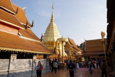 eski tapınakta gündüz içinde