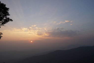 renkli gün batımı sırasında dağların görünümü