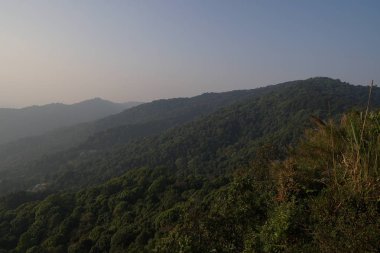 mavi gökyüzü arka planda dağların görünümü 