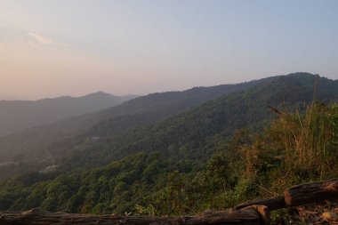 mavi gökyüzü arka planda dağların görünümü 