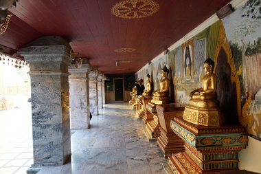 Antik tapınağın içindeki Buda heykelleri