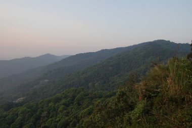 mavi gökyüzü arka planda dağların görünümü 
