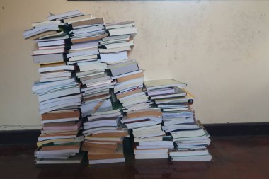 yerde yatarken kitap yığınları