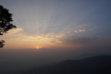 renkli gün batımı sırasında dağların görünümü
