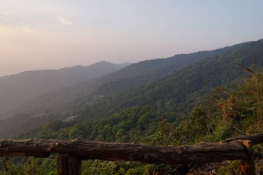 mavi gökyüzü arka planda dağların görünümü 