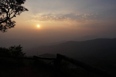 renkli gün batımı sırasında dağların görünümü