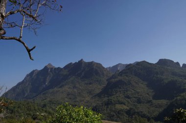 mavi gökyüzü arka planda dağların görünümü 
