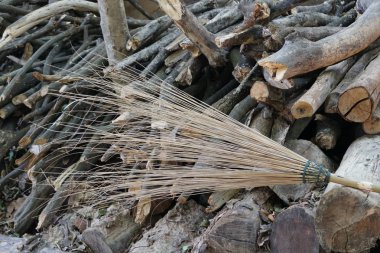 ahşap süpürge günlükleri arka plan üzerinde yakın çekim
