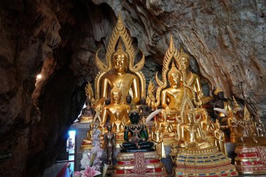 Antik tapınağın içindeki Buda heykelleri