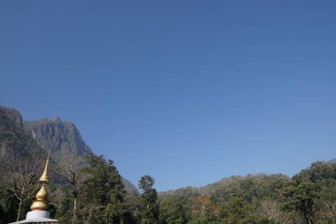 mavi gökyüzü arka planda dağların görünümü 