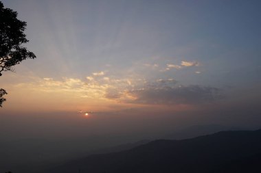 renkli gün batımı sırasında dağların görünümü