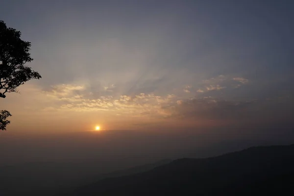 五颜六色的日落时的山景 — 图库照片