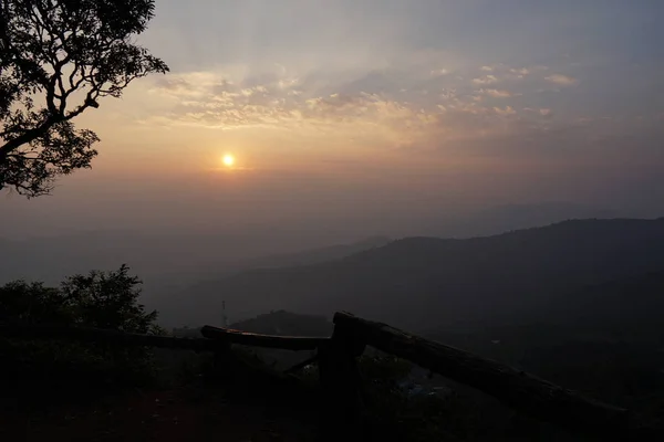 Uitzicht Bergen Tijdens Kleurrijke Zonsondergang — Stockfoto