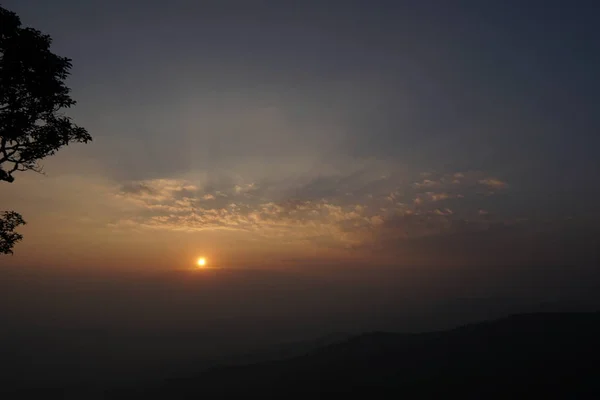 五颜六色的日落时的山景 — 图库照片