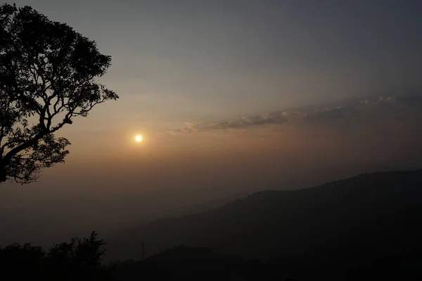 Uitzicht Bergen Tijdens Kleurrijke Zonsondergang — Stockfoto