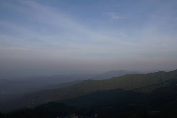 山的看法在蓝天背景 — 图库照片