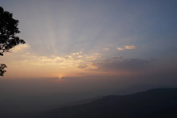 Uitzicht Bergen Tijdens Kleurrijke Zonsondergang — Stockfoto