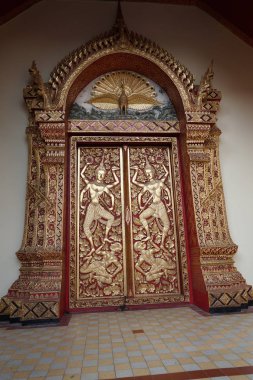 girişte iki ejderha ile antik tapınak 