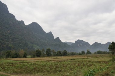 bulutlu gökyüzü arka planda dağların görünümü 