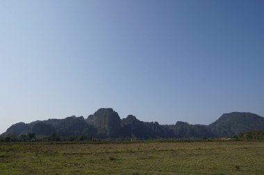 mavi gökyüzü arka planda dağların görünümü 