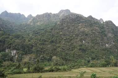 bulutlu gökyüzü arka planda dağların görünümü 