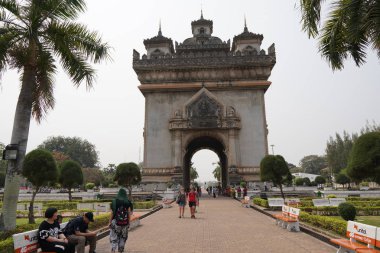 Gündüz meydanda antik ark binası 