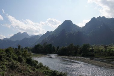 mavi gökyüzü arka planda dağların görünümü 