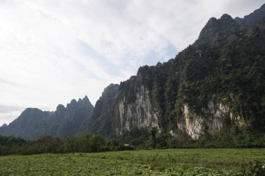 bulutlu gökyüzü arka planda dağların görünümü 