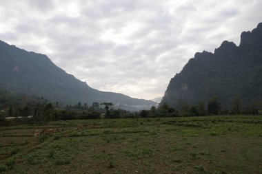 bulutlu gökyüzü arka planda dağların görünümü 