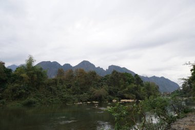 bulutlu gökyüzü arka planda dağların görünümü 
