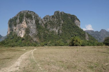mavi gökyüzü arka planda dağların görünümü 