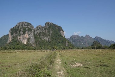 mavi gökyüzü arka planda dağların görünümü 