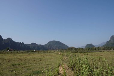 mavi gökyüzü arka planda dağların görünümü 