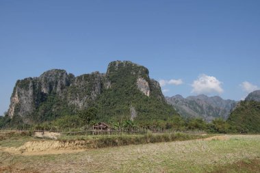mavi gökyüzü arka planda dağların görünümü 