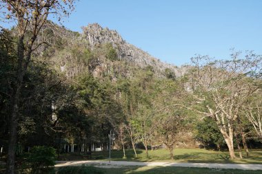 mavi gökyüzü arka planda dağların görünümü 