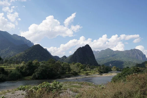 青空の背景に山の景色 — ストック写真